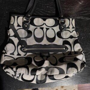 Authentic COACH Signature Satchel | Classic, Timeless, Highly Sought After ⭐